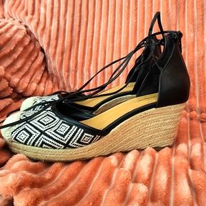 Cute black and cream colored size 10